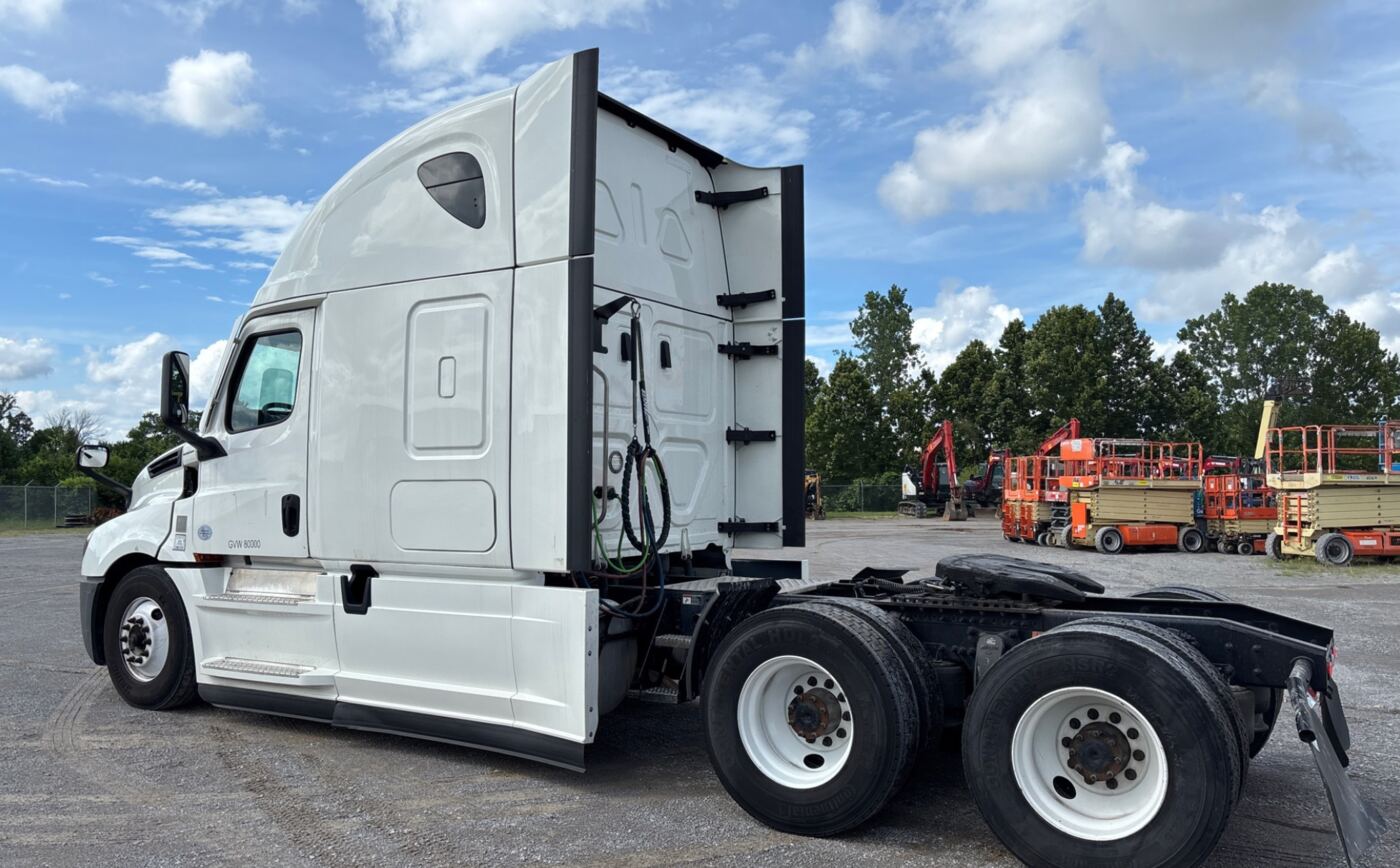 2022 Freightliner Cascadia 126 6x4 TA Sleeper thumbnail 2