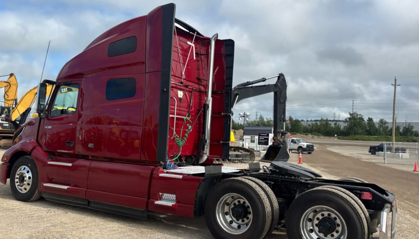 2024 Volvo VNL 6x4 TA Sleeper thumbnail 3