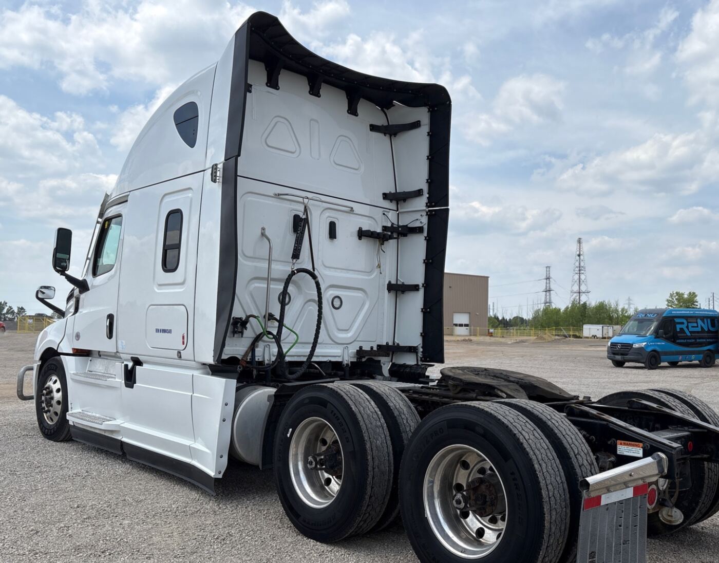 2022 Freightliner Cascadia 126 6x4 TA Sleeper thumbnail 2