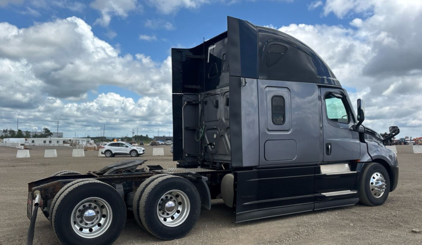 2020 Freightliner Cascadia 6x4 TA Sleeper thumbnail 3