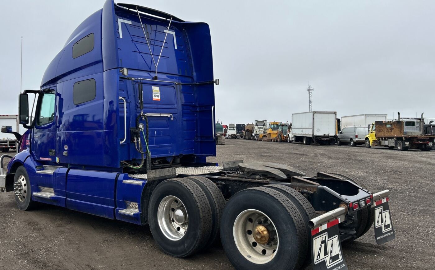 2020 Volvo VNL 6x4 TA Sleeper thumbnail 2