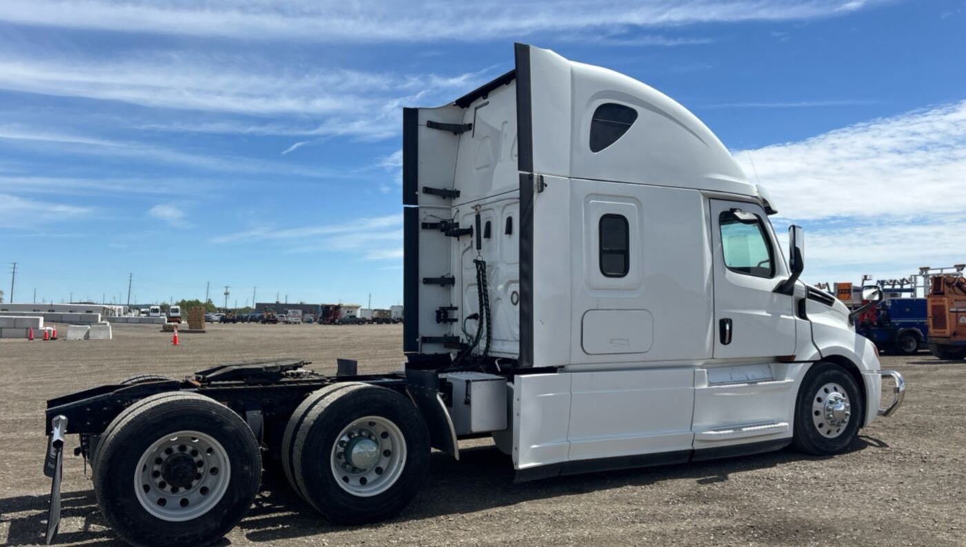 2021 Freightliner Cascadia 126 6x4 TA Sleeper thumbnail 4